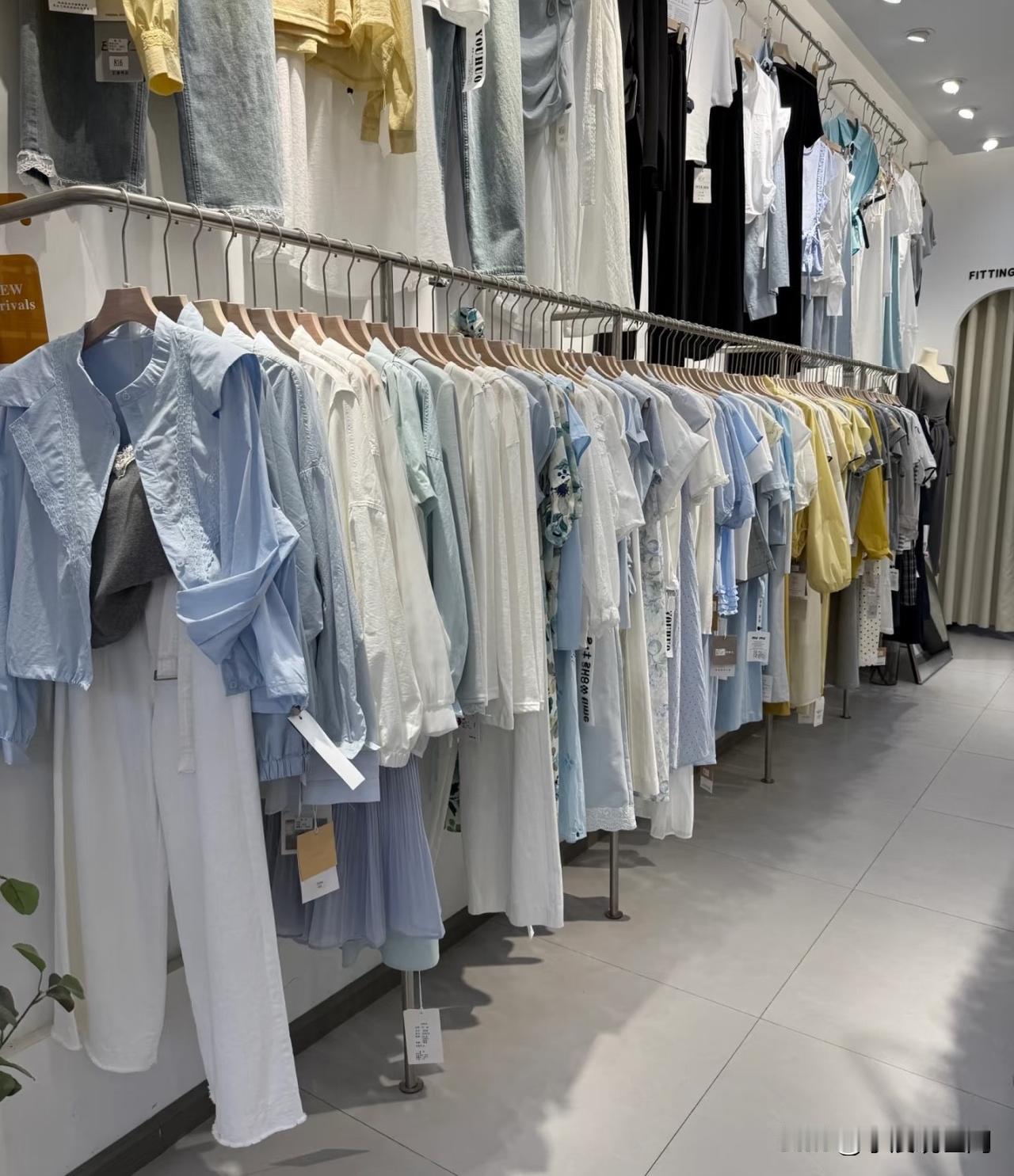 邻居的女儿在商场卖服装，
昨天听她说也快干不下去了，
真没想到现在这服装店，
的