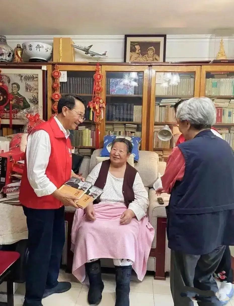 这是李讷向河北灾区捐款时的照片，虽然老人家已经82岁了，但气色看起来还不错。

