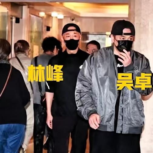 郭晋安、谭耀文也去医院探望许绍雄了，俩人脸色都很难看。这么多老友扎堆去，这阵仗看