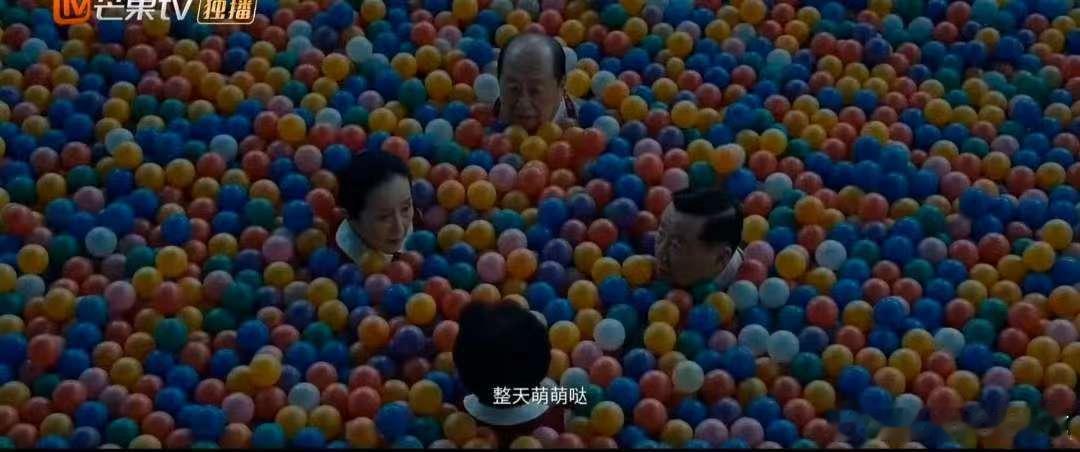 AI短片百岁幼儿园脑洞AI青春星火之夜星火之夜，AI短片点亮2090：百岁老人在