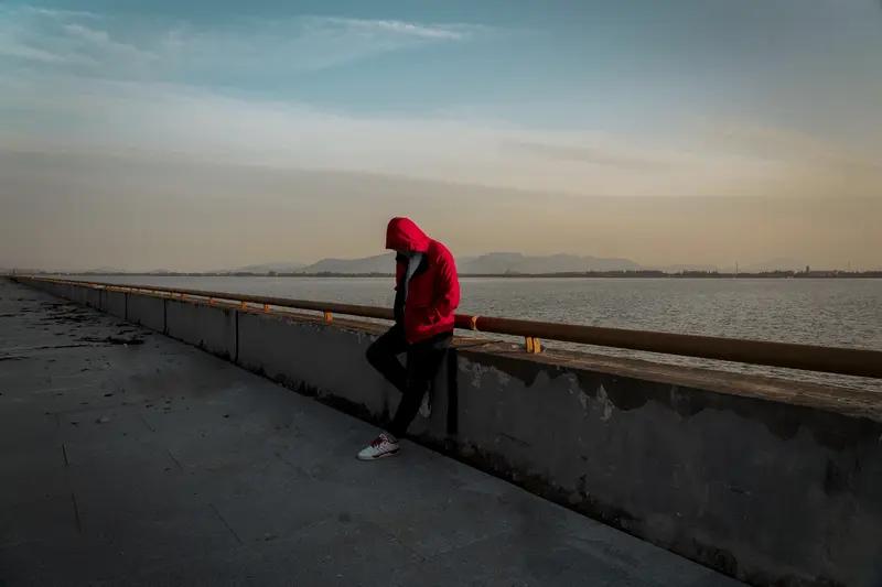 夜深人静,一个人在家是什么心情?夜深人静之时，独自在家，那心情就像打翻了五味瓶，