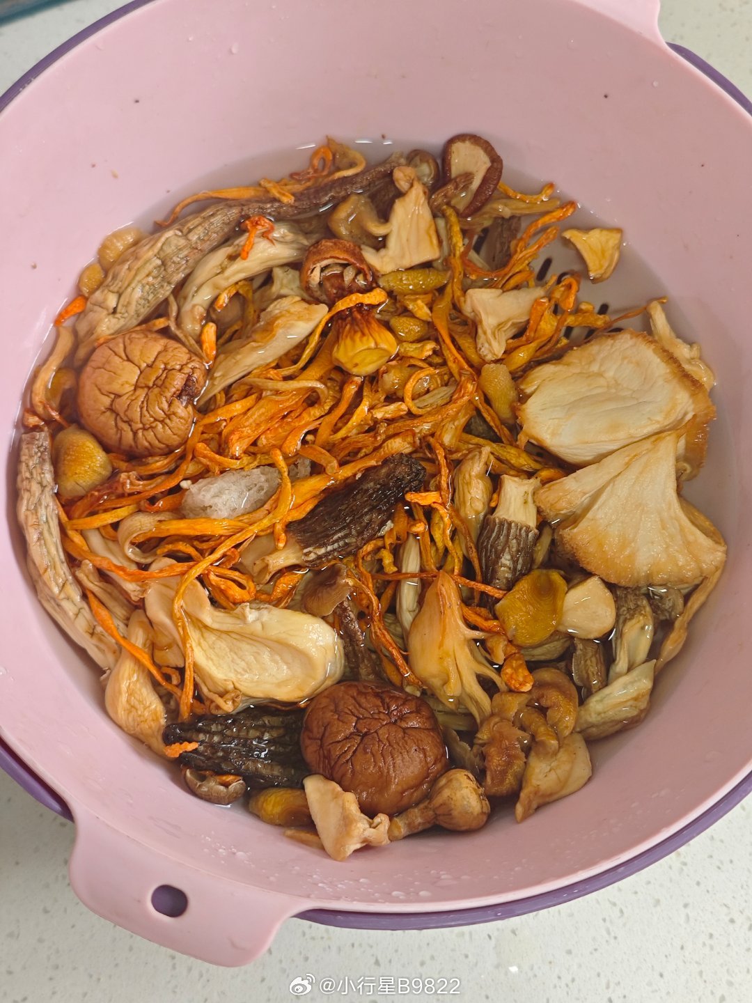 两个不会做饭的人是真有趣海哥想用外卖送菜软件快下单的时候他:诶？我先看下需要哪些