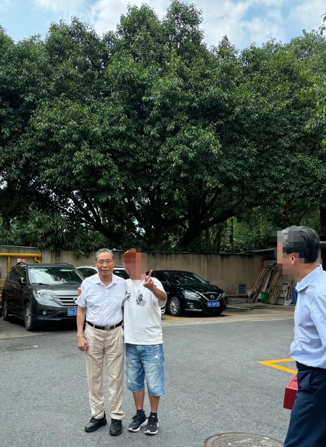 网友喝早茶偶遇钟南山，好面善啊。

昨日，是国庆节假期第一天。有网友去广州流花湖