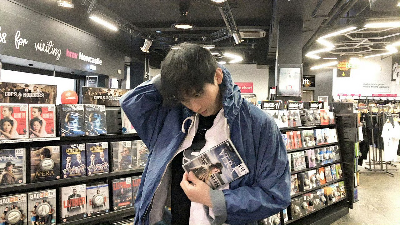 成毅 你就像一本书，越翻越精彩，让人忍不住一读再读。你的坚持，是我前进的动力。