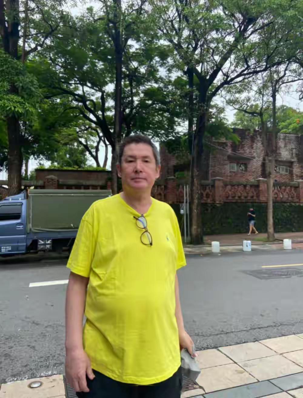 郭碧婷爸爸跟小女儿一家度假，因生病胖了有20斤，自侃老人痴呆样！！！ ​​​