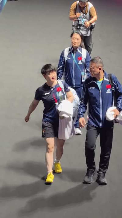 莎莎退场，和马指边走边复盘，莎莎采访的时候感谢邱导的赛前准备。

澳门世界杯，莎