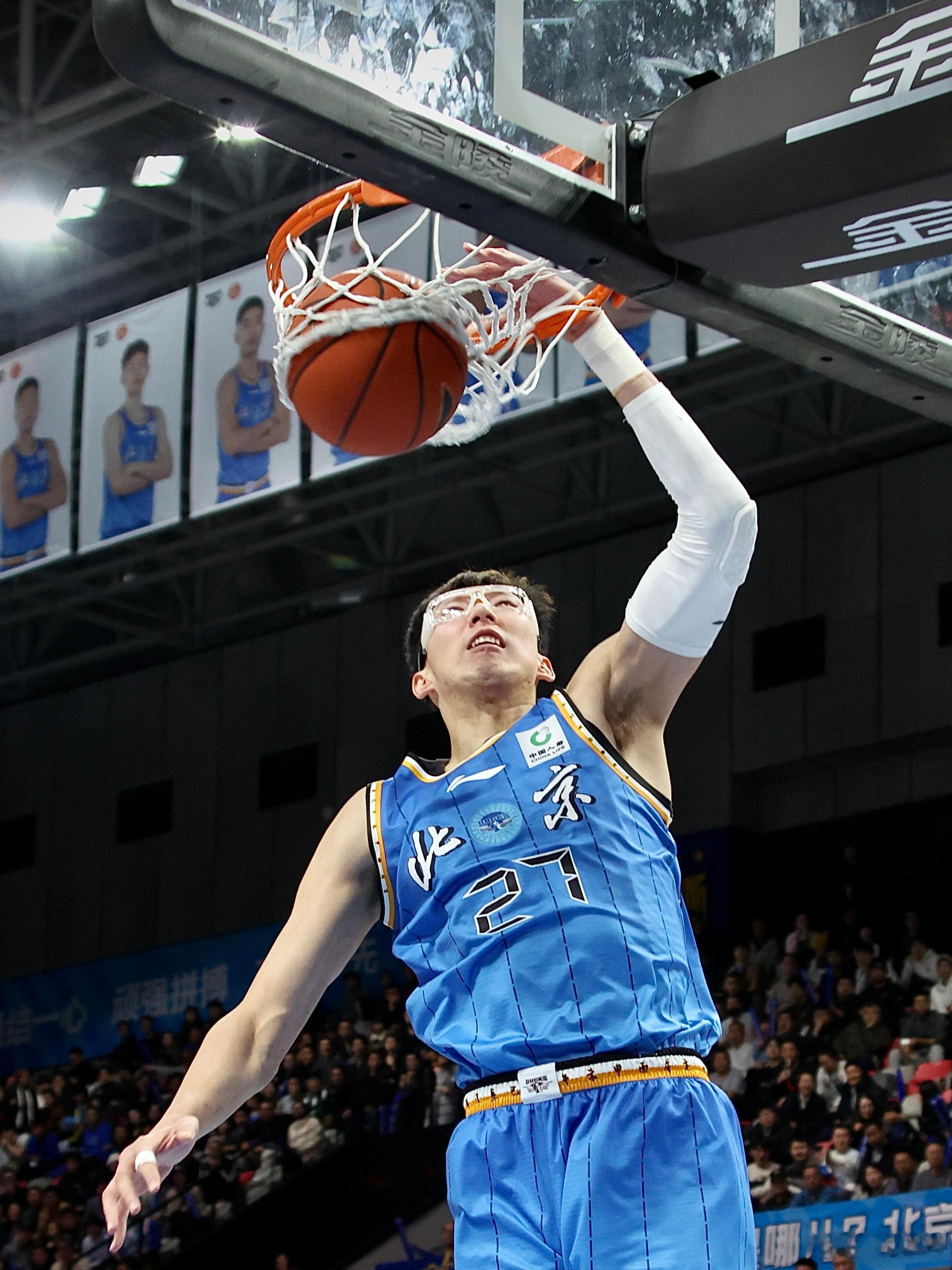 北京首钢 周琦确实是眼睛的问题，明天将去医院检查，今天是他的生日，愿他健康无恙 