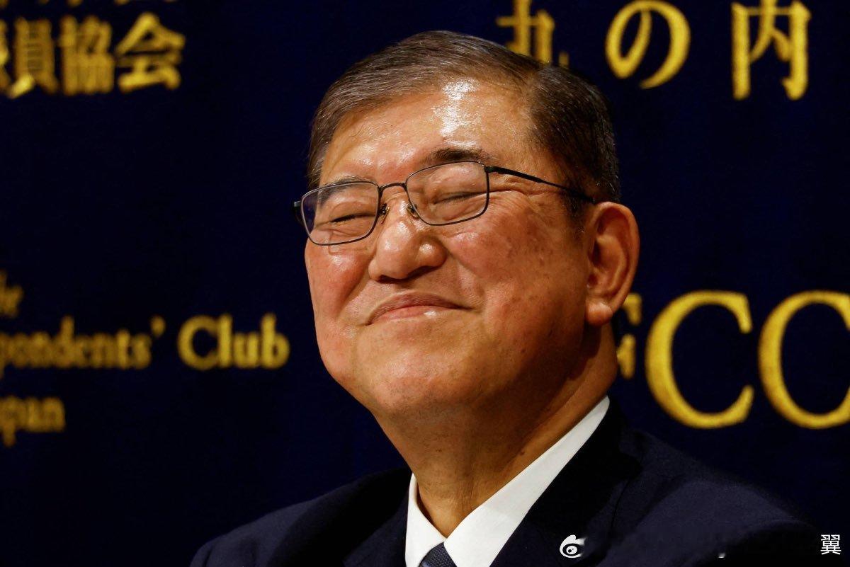 中国军舰给日本画圈 日本前首相石破茂批评了现任首相高市早苗的政策，警告称日本过度