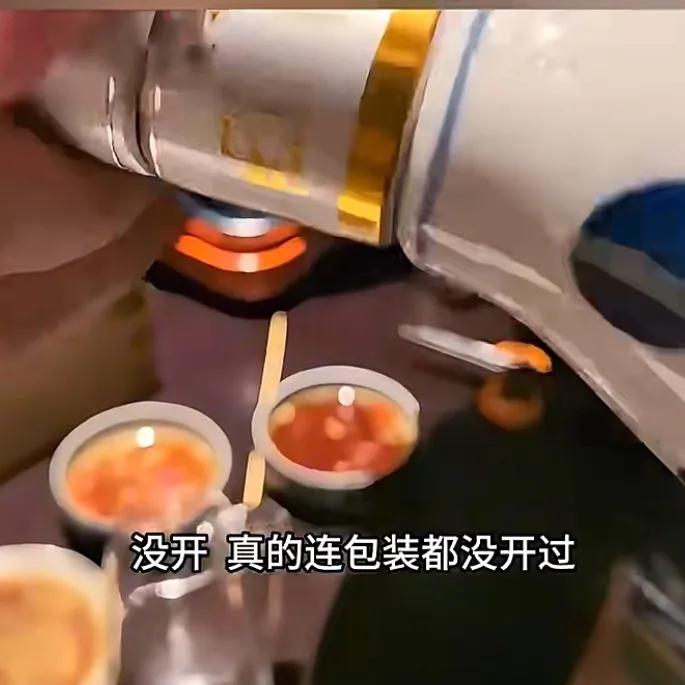 男子网购白酒竟得空瓶！近日，浙江一男子网购白酒遭遇离奇事件，打开包装后发现瓶内空