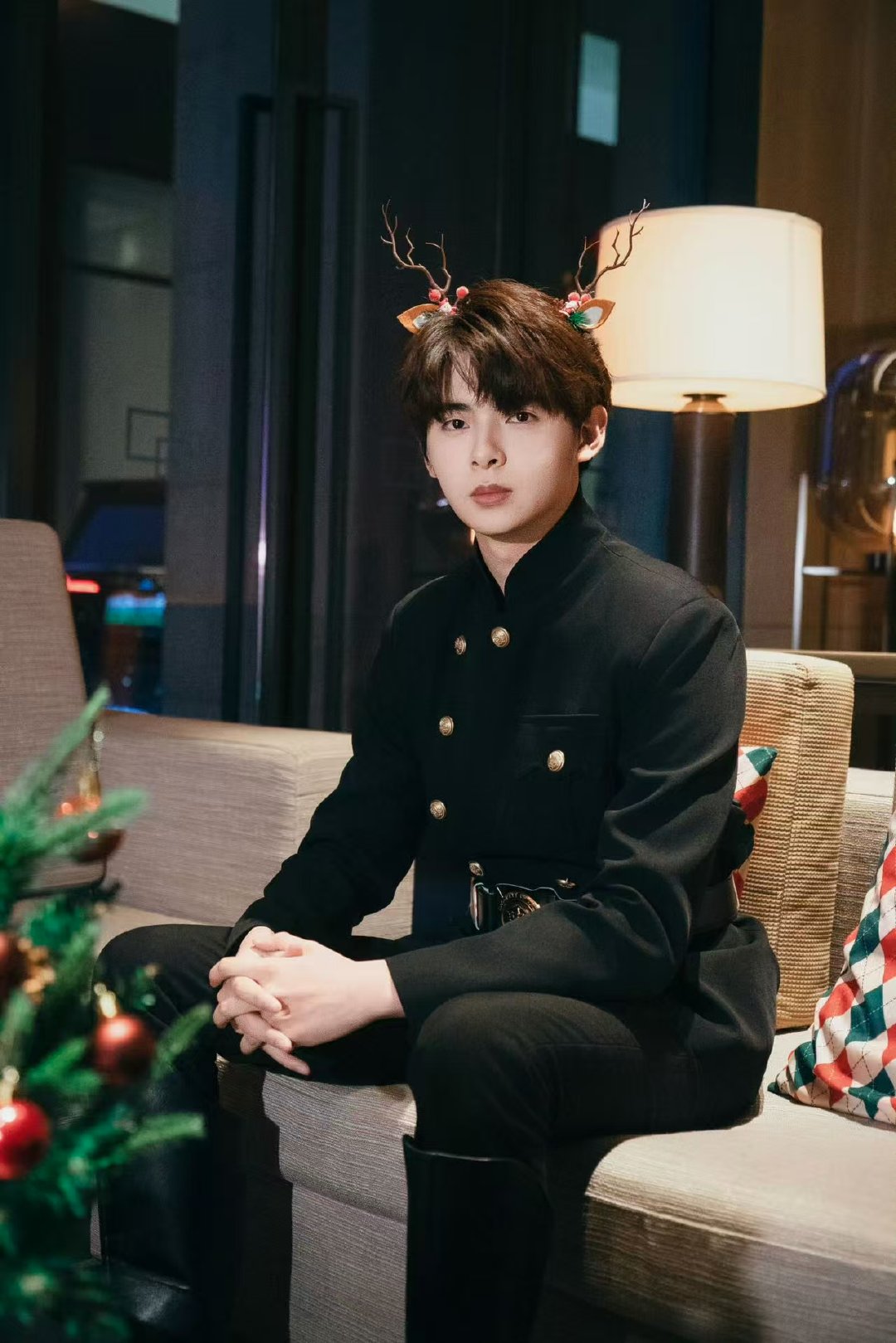 伞兵带小鹿发箍的反差感 用最A的脸戴最萌的发箍 