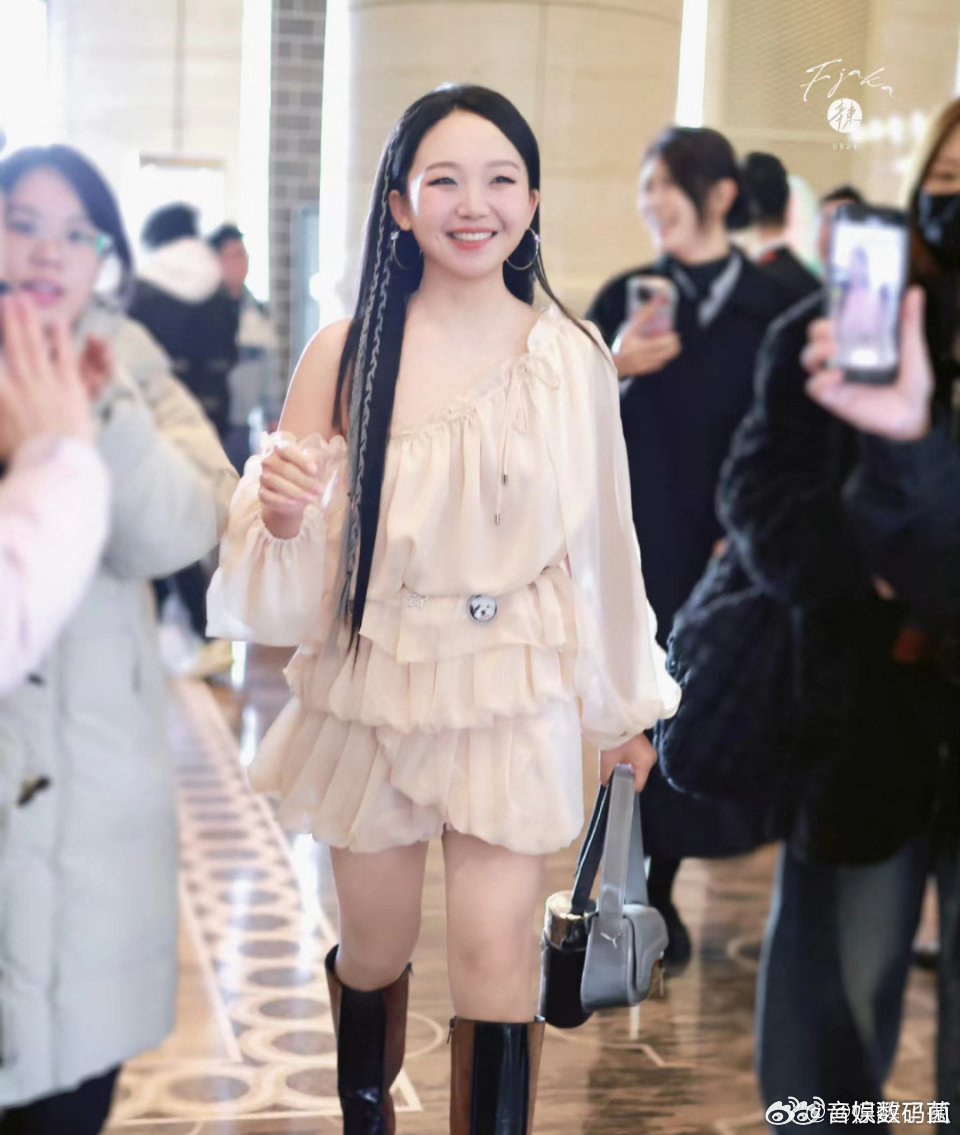 有李嘉琦在难过不了一秒 别怕，只要李佳琦魔性的“Oh my god，买它！”一响