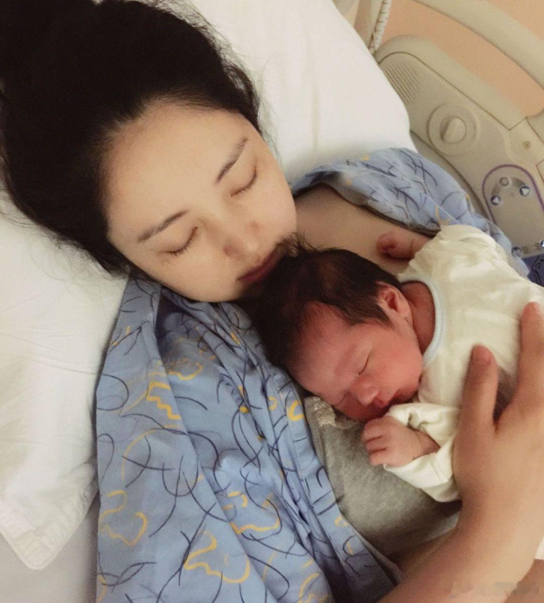 董璇晒小酒窝婴儿照小酒窝和爸爸长得好像董璇晒小酒窝婴儿照，不仅记录了小酒窝的成长