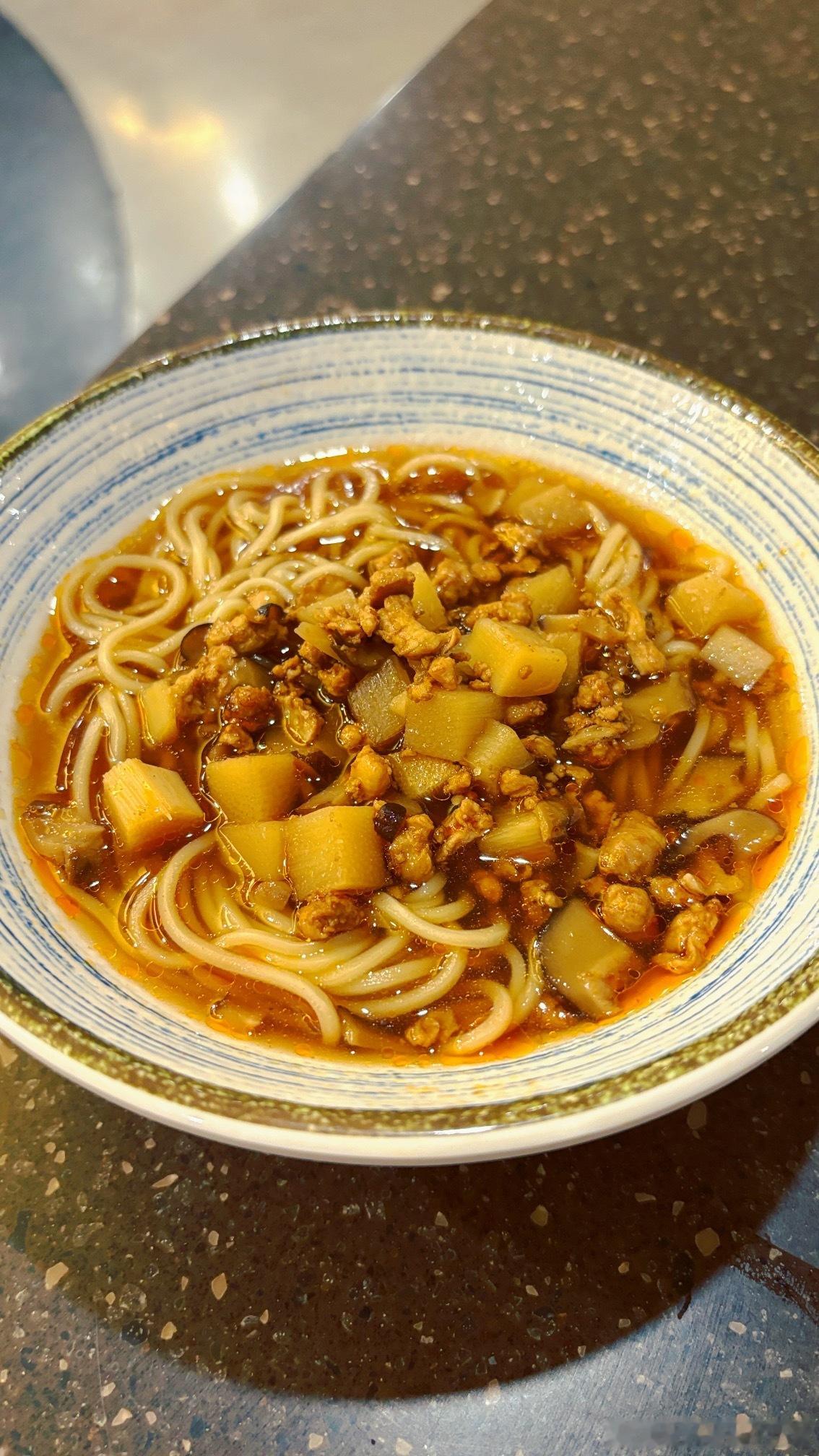 年轻人得胃癌跟吃外卖有关系吗   其实和有一点关系。胃癌相关性高的因素包括：抽烟