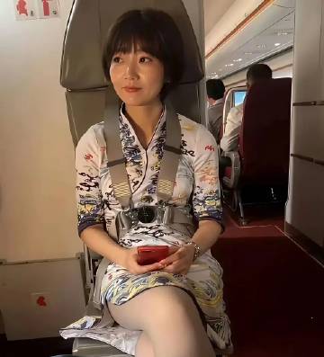 第一次坐飞机空姐就坐在我对面，我该怎么办，在线等