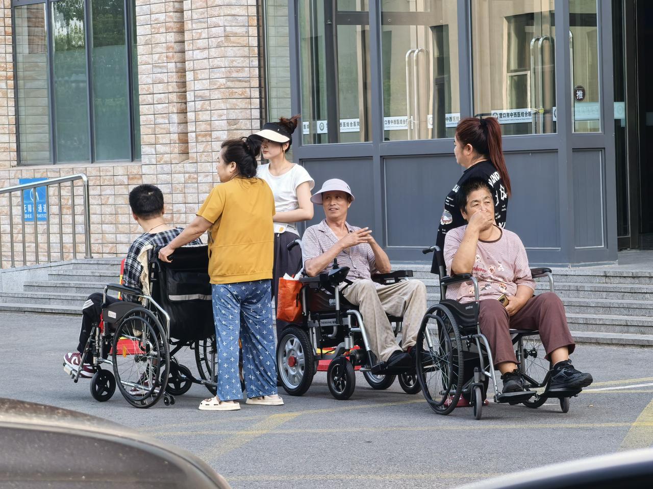 昨天去医院偶遇这一幕，心里真不是个滋味。这个组合是结伴从医院的东侧过来的，似乎是