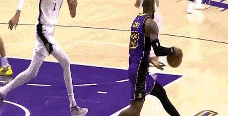 都说詹姆斯天赋百年一遇，但有个地方，他可能还不如你。
 
乔丹面对封盖，能在空中