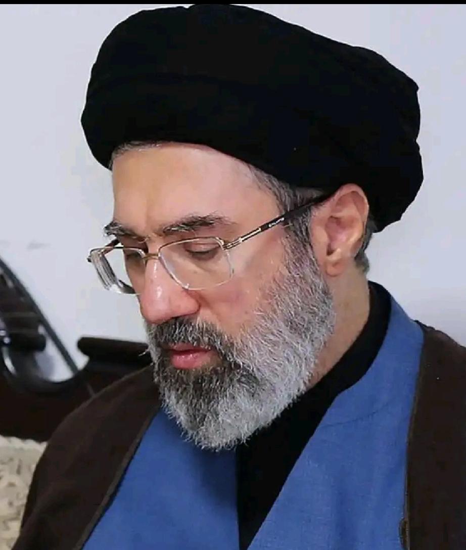 不在沉默中爆发，就在沉默中死亡。
穆杰塔巴的眼神中， 渐渐的有了光。
人，毕竟要