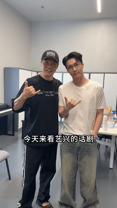 王迅教张艺兴打快板男人帮超长售后🈶期待张艺兴五巡！！ ​​​