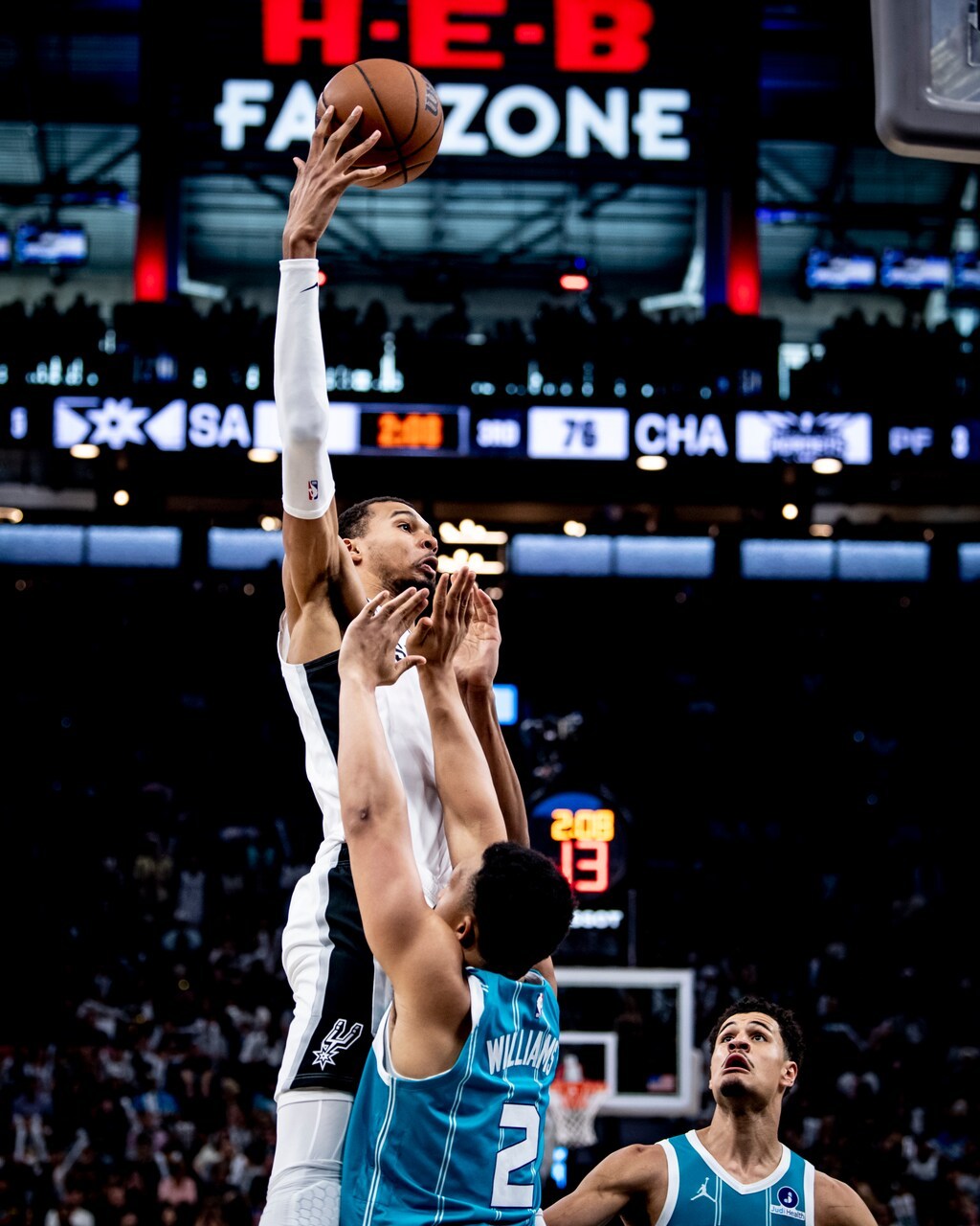 傻小子终于发现了文班亚马表示:赛后他发现技术台漏算了他一次盖帽，后面别人加回来了