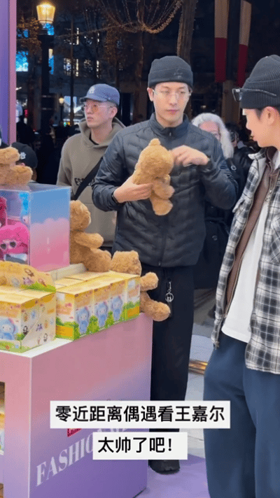 笑不活了！王嘉尔逛街买内裤被偶遇，这下好了全世界都知道他尺码了 