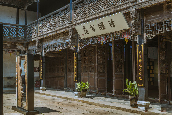 行客欲知乌镇事，小桥黛瓦话沧桑。 ​ ​​​