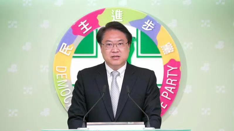 “大罢免”大失败的替罪羊找到了，民进党秘书长林右昌今天（7月28日）宣布请辞。