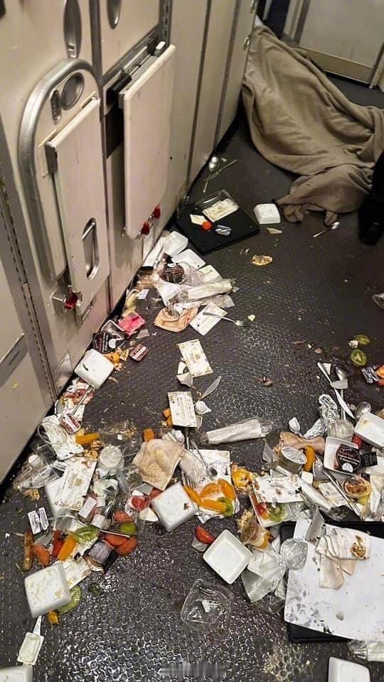 根据外媒报道，SQ321航班备降曼谷的原因是遭遇严重湍流导致空中颠簸造成人员伤亡