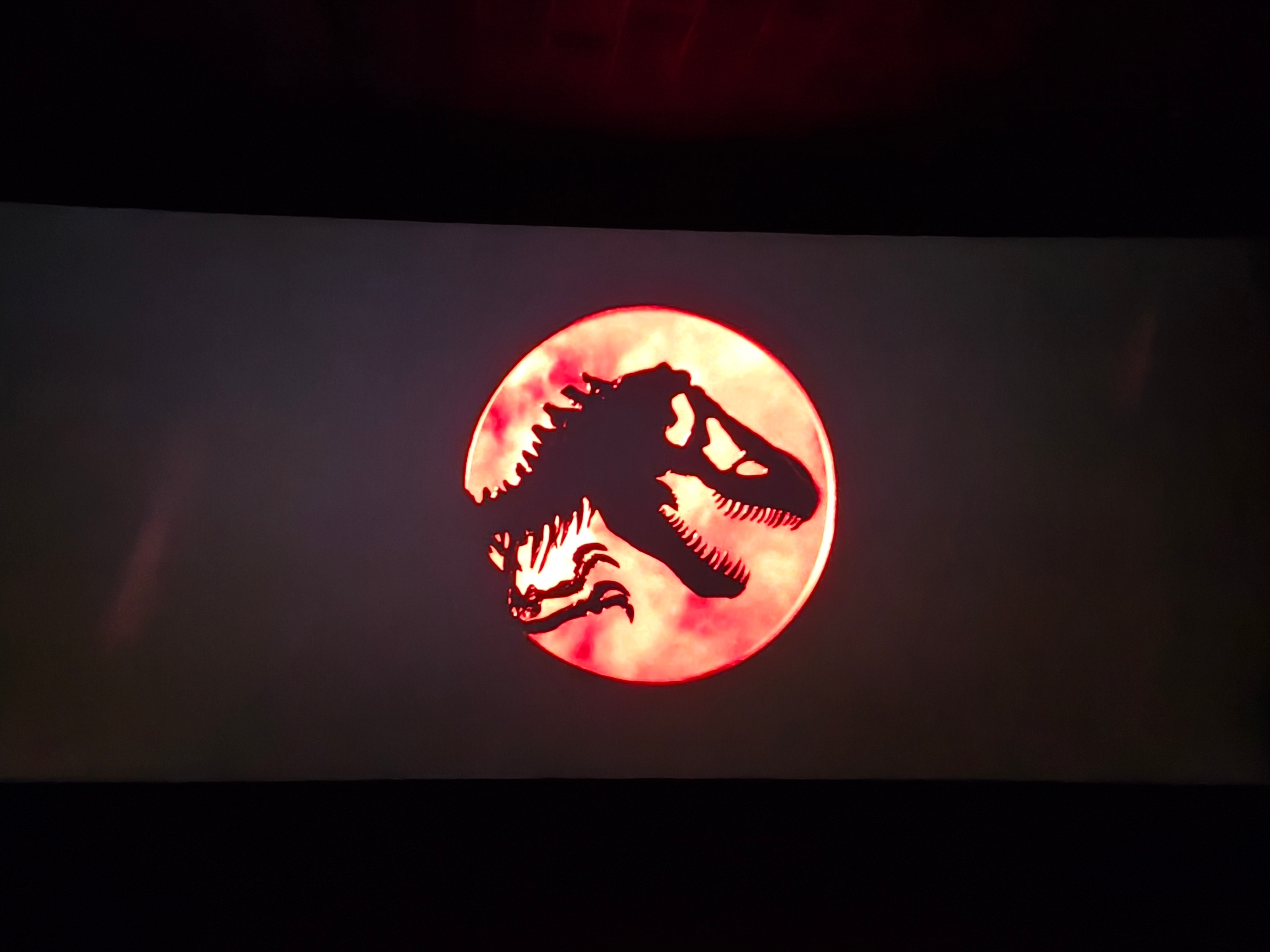 Jurassic！！最喜欢这类电影了[赞][doge]开头还在路边看到一辆别克新