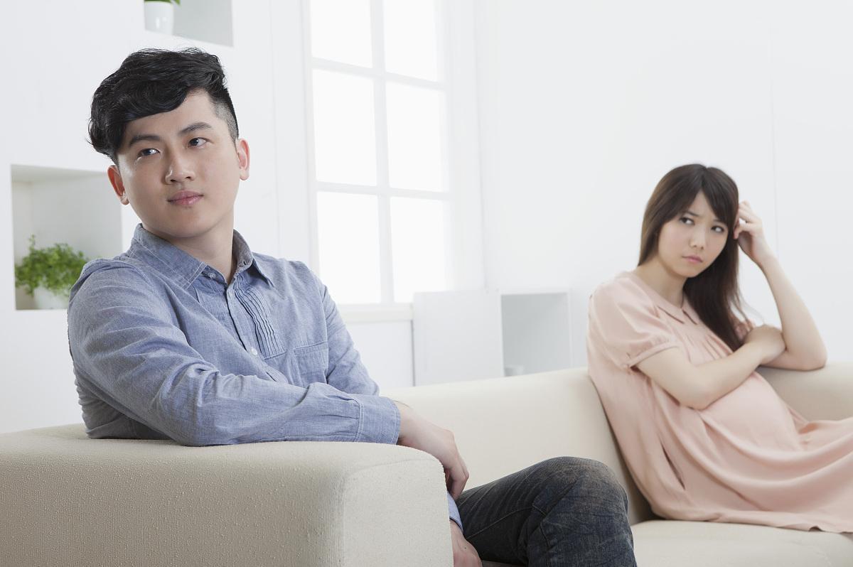 弟弟结婚时，姐姐被要求送婚房，然而姐夫无法忍受这样的要求，坚决拒绝了。岳母则提出