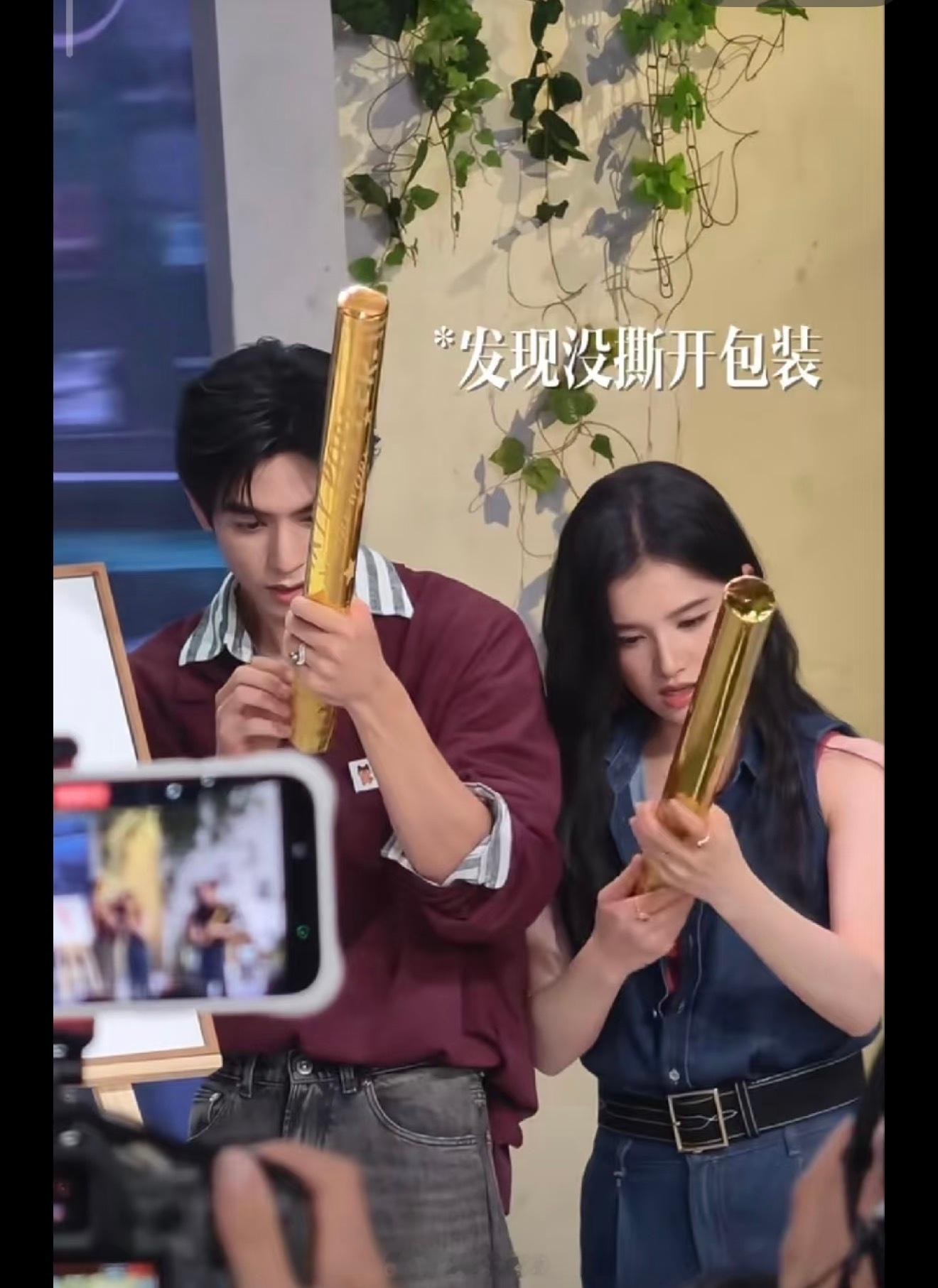 张婧仪和宋威龙同时发现问题的表情一模一样 