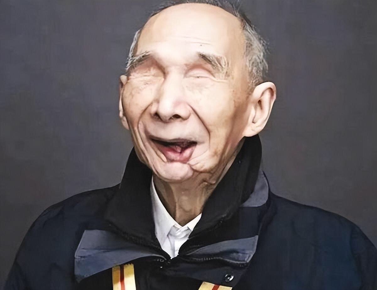 请停留一秒，致敬抗战老兵钱建民。他的下颌被打穿，连嚼东西都成问题，眼睛则是被玻璃
