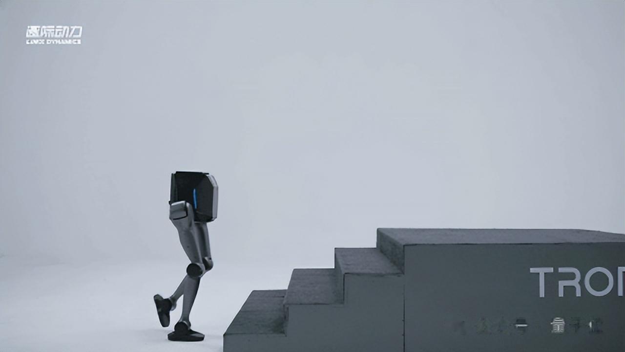 4.98萬就能買機器人通用基座？一機三態，多場景驗證，配VLA大腦