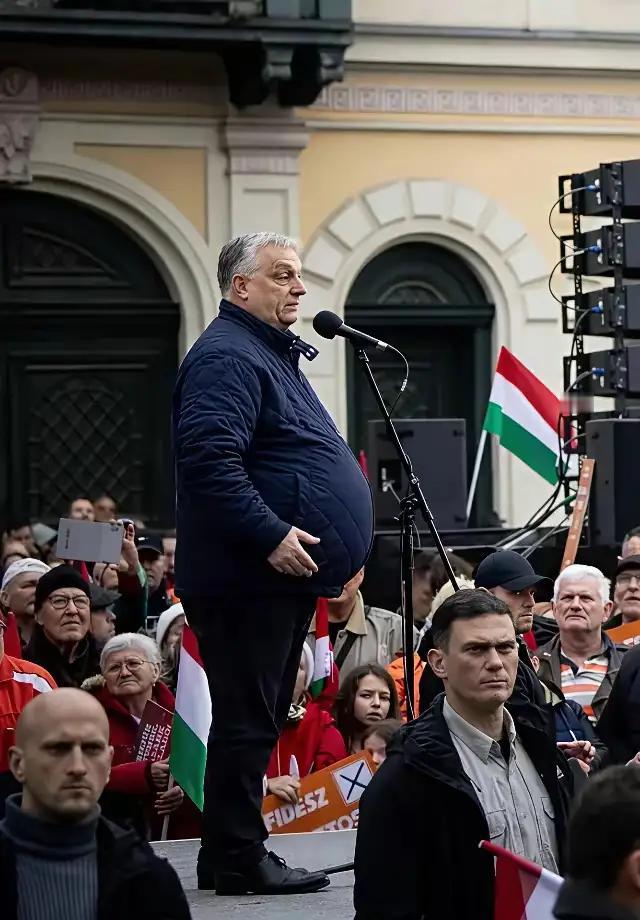 欧尔班应该减肥了，给他提个建议，吃素，一天两顿饭，少吃粮食，多吃水果蔬菜。
不过