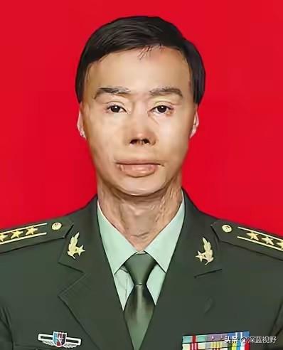 1995年，一名解放军战士在乘车回部队的途中，劝司机不要停下加油，但司机执意停下