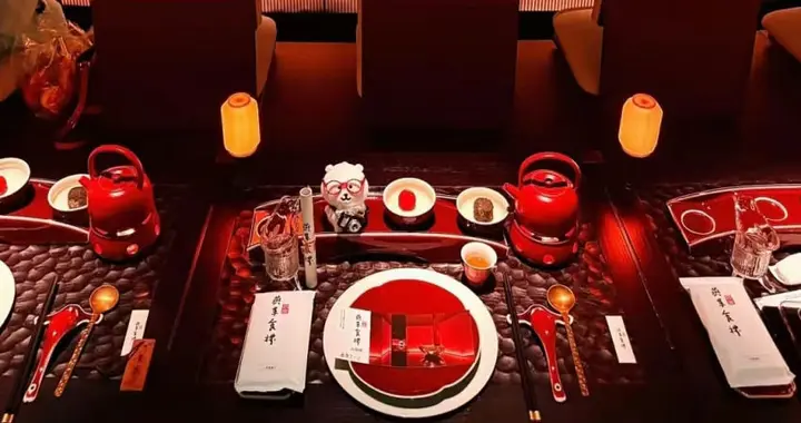 人均500 元，年轻人爱上“进宫” 吃饭