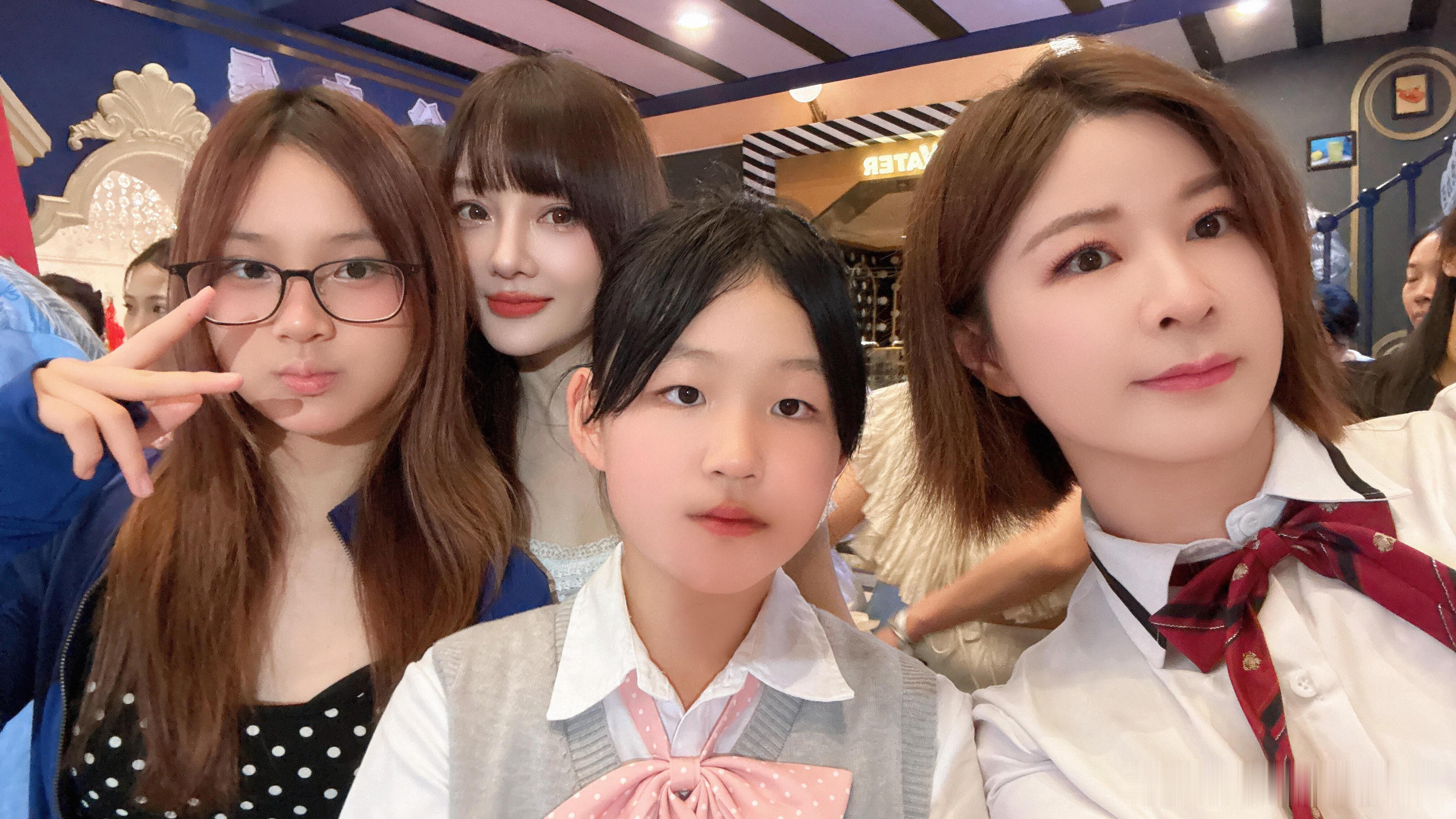 杜华带女儿现身小酒窝生日会 杜华女儿与甜馨小酒窝同框 杜华带女儿现身小酒窝生日会