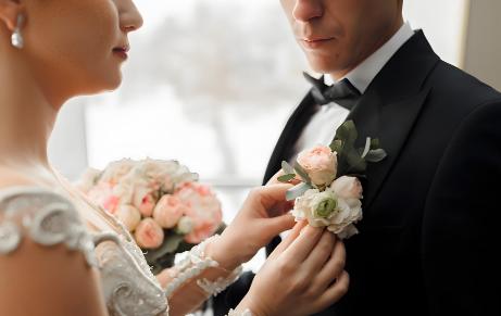 陕西柞水，一女子刚结完婚，丈夫外出务工，20多岁的她立刻和伴郎发生了关系，俩人毫