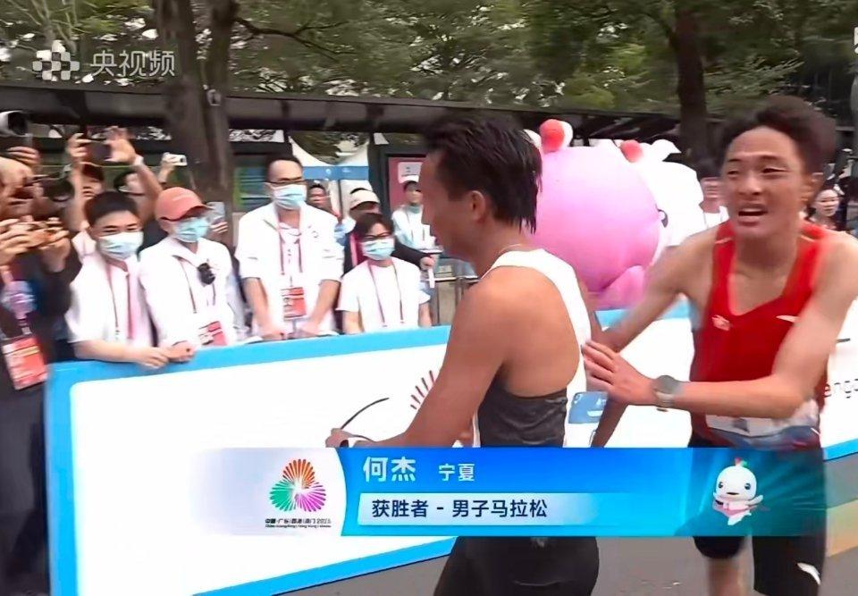 11月15日，第十五届全运会男子马拉松决赛在深港跨境赛道落幕。宁夏选手何杰在35