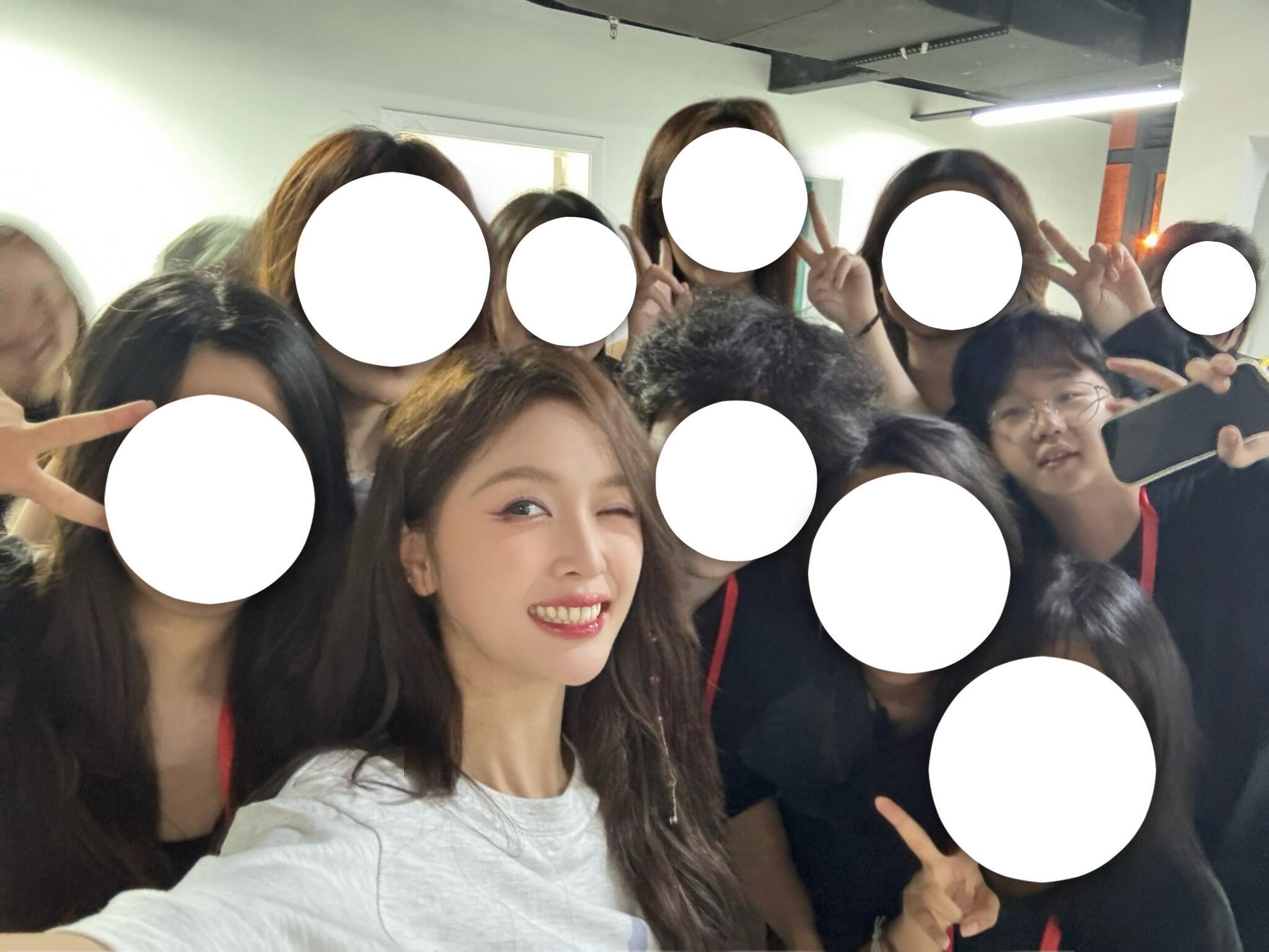 湖南卫视618开心夜wxy吴宣仪 618开心夜另一工作人员分享的这张吴宣仪合影 