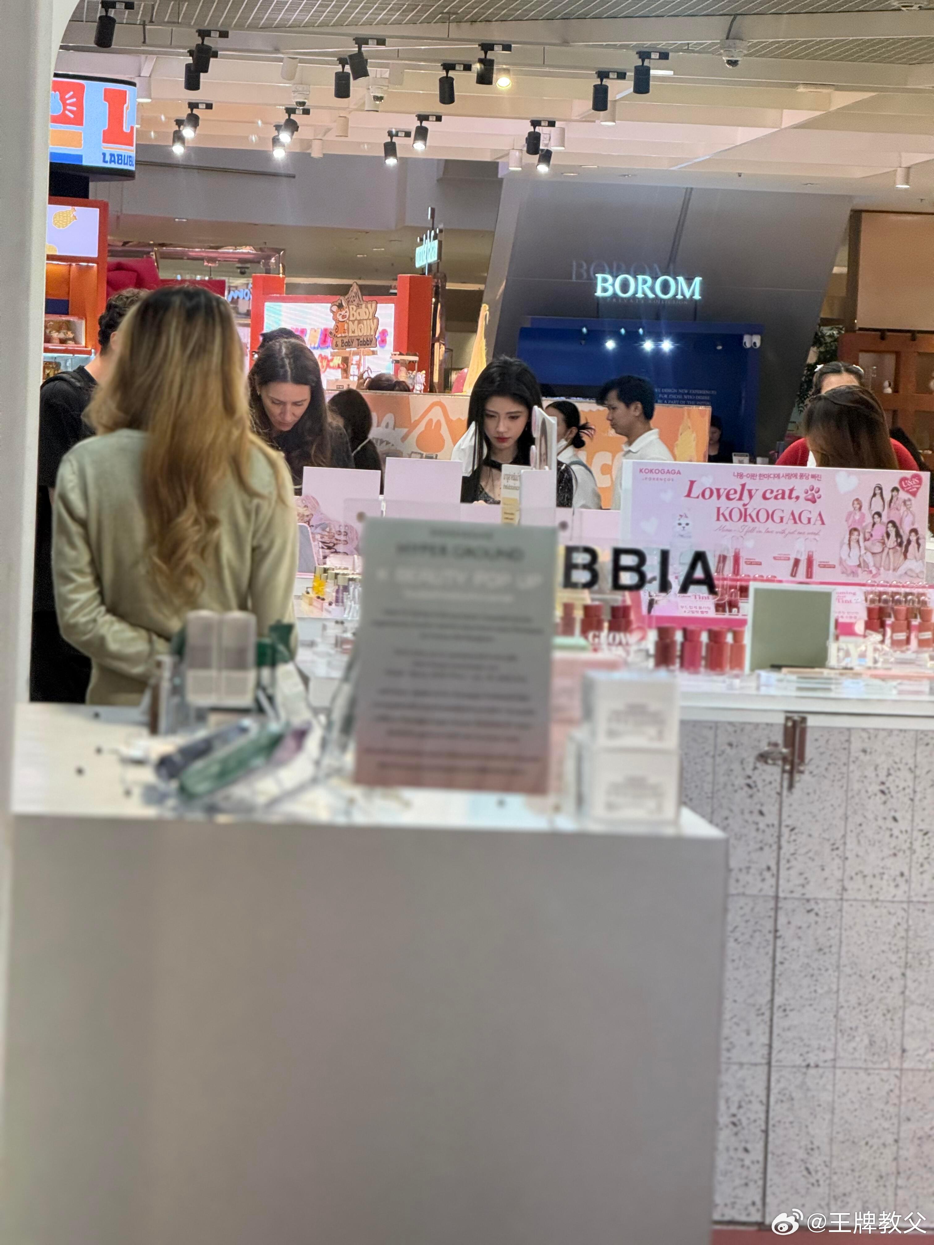 曼谷偶遇鞠婧祎逛街网友在曼谷偶遇鞠婧祎逛街，生图也是美的这么权威，脸看着好小呀 