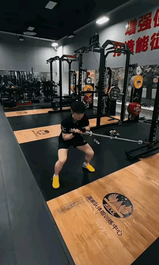 朵朵花儿为你开
因为你带春天来
汗水
泪水
和委屈
大大的心脏撑出来

撑出来