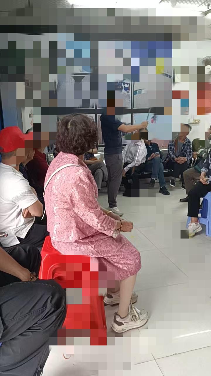 照片中，我丈母娘正在认真听课，

她花了290块钱抱团去深圳玩两天，两天包来回包