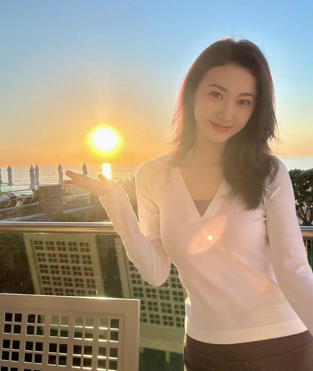 酒红宫廷裙还没从我脑子里退场呢，她就又把“落日滤镜”玩明白了。
镜头里她把手机