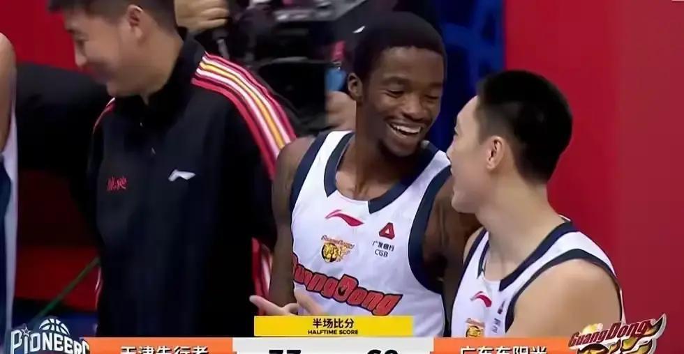 徐杰连打32分钟，膝盖在报警
 
昨晚天津球馆，广东队又赢了。我盯着技术统计，徐