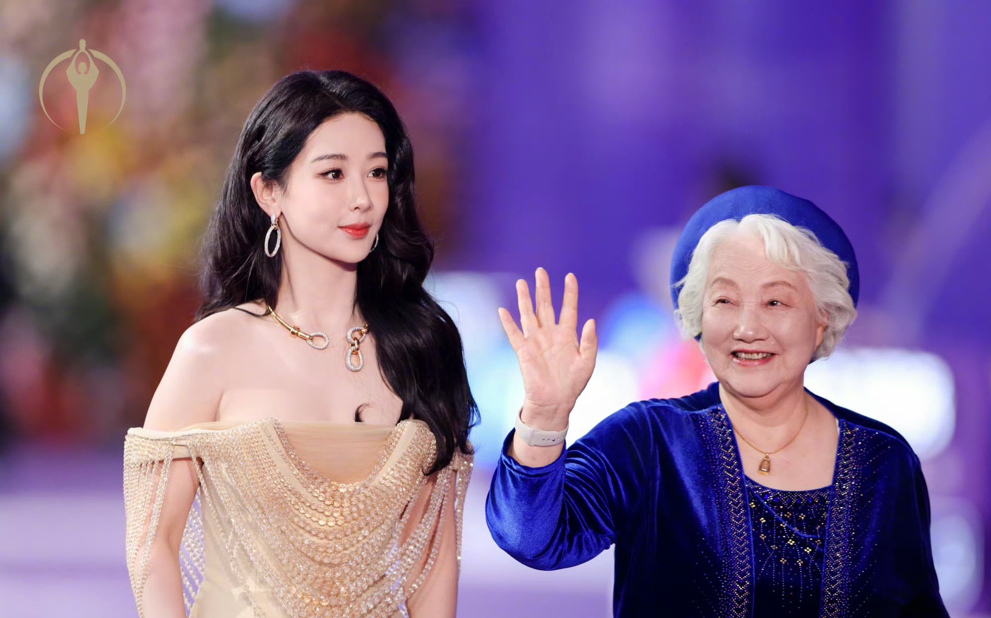 百花奖影后和白玉兰视后同框杨紫 这可能就是一代代电影人的传承吧演员杨紫继续加油！