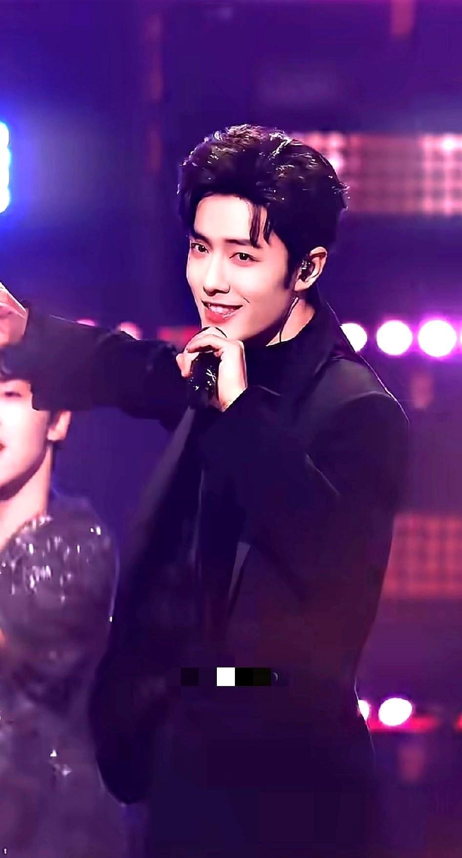 肖战这记“笑容杀”，直接给内娱舞台表演上了一课！
当别人还在死磕表情管理时，他已