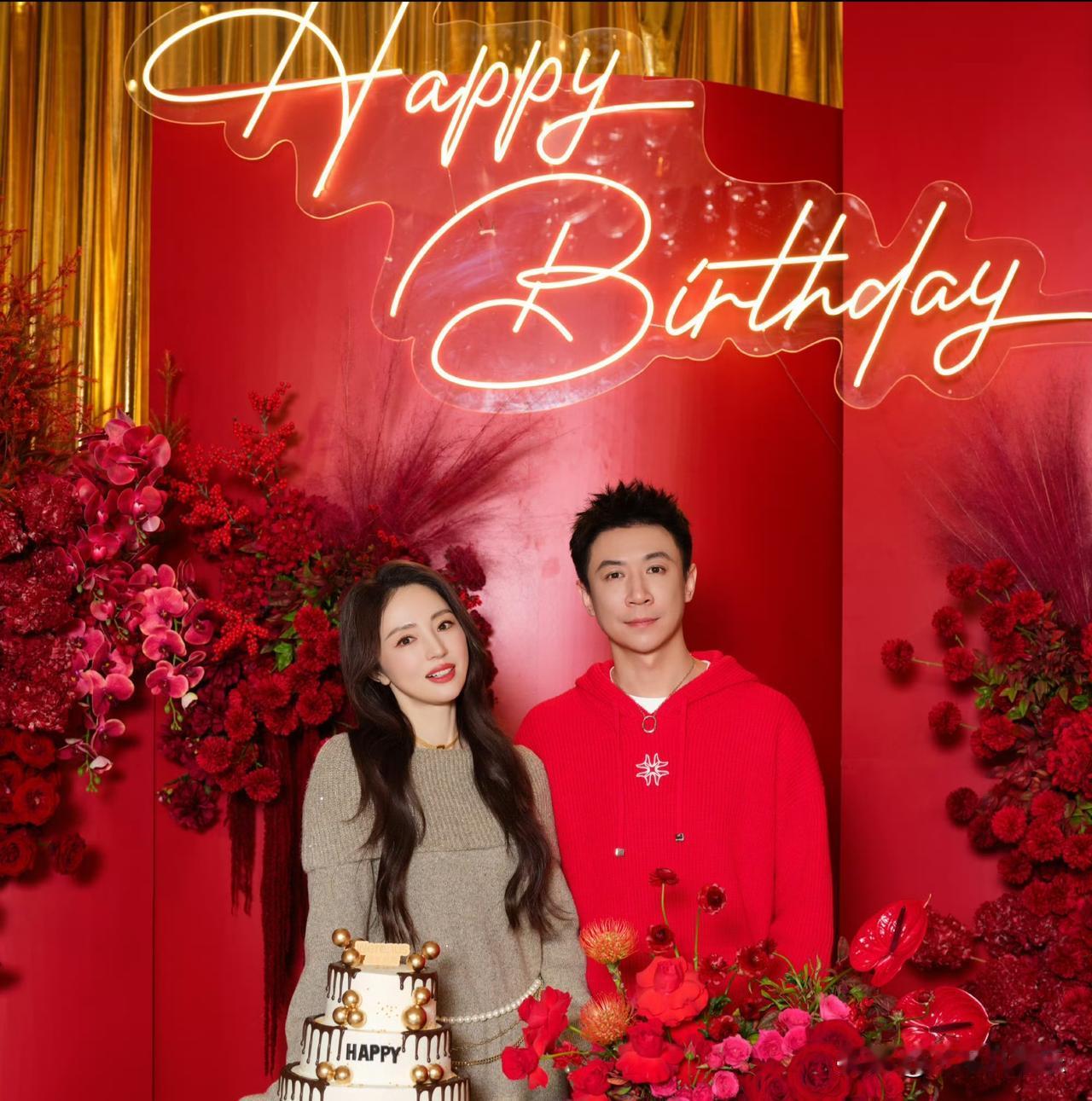 董璇女儿小酒窝暖心为张维伊庆生的画面太有爱啦！照片里，小酒窝穿着可爱小裙子，笑容