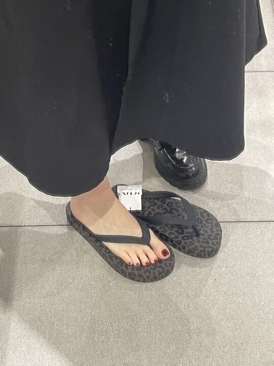 zara！豹纹人字拖！！