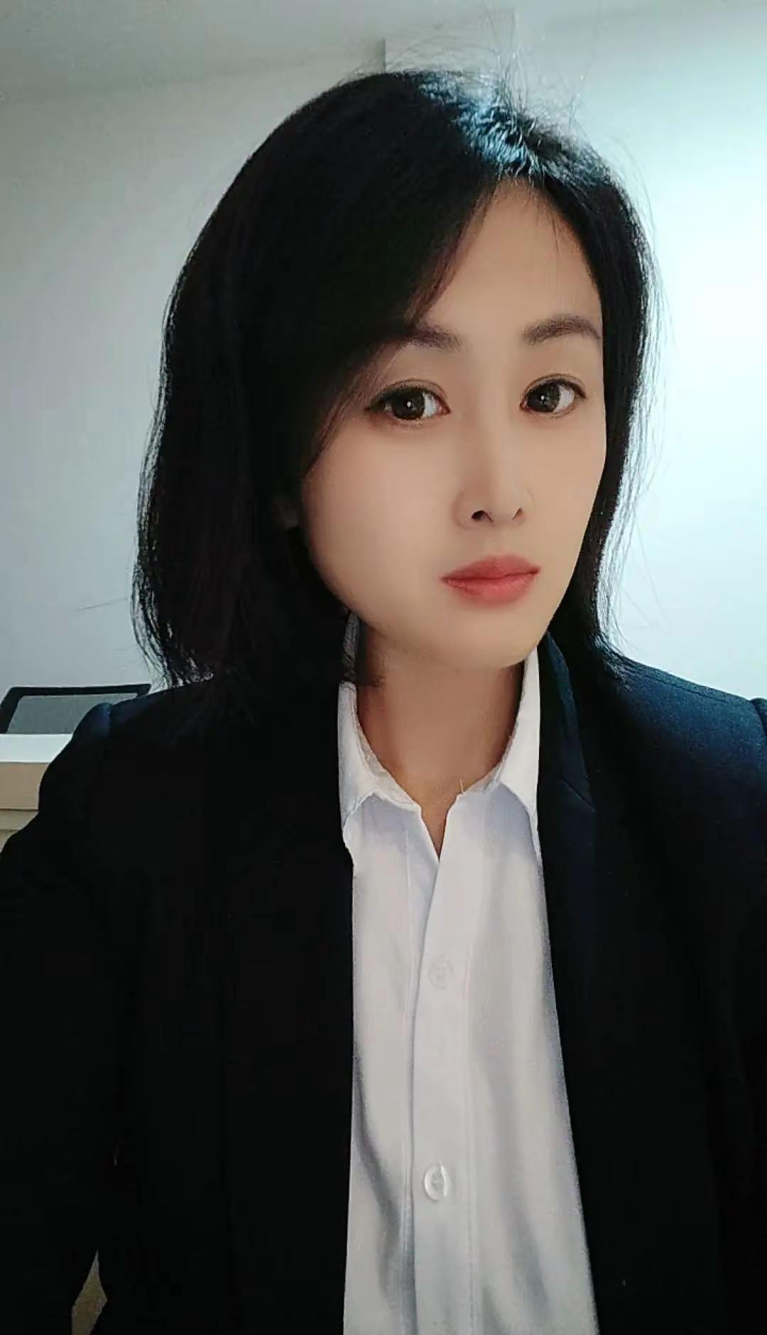 偏爱山野清溪，远离尘世喧嚣。职场制服穿搭分享 今天换个新造型 高冷气质 职场氛围