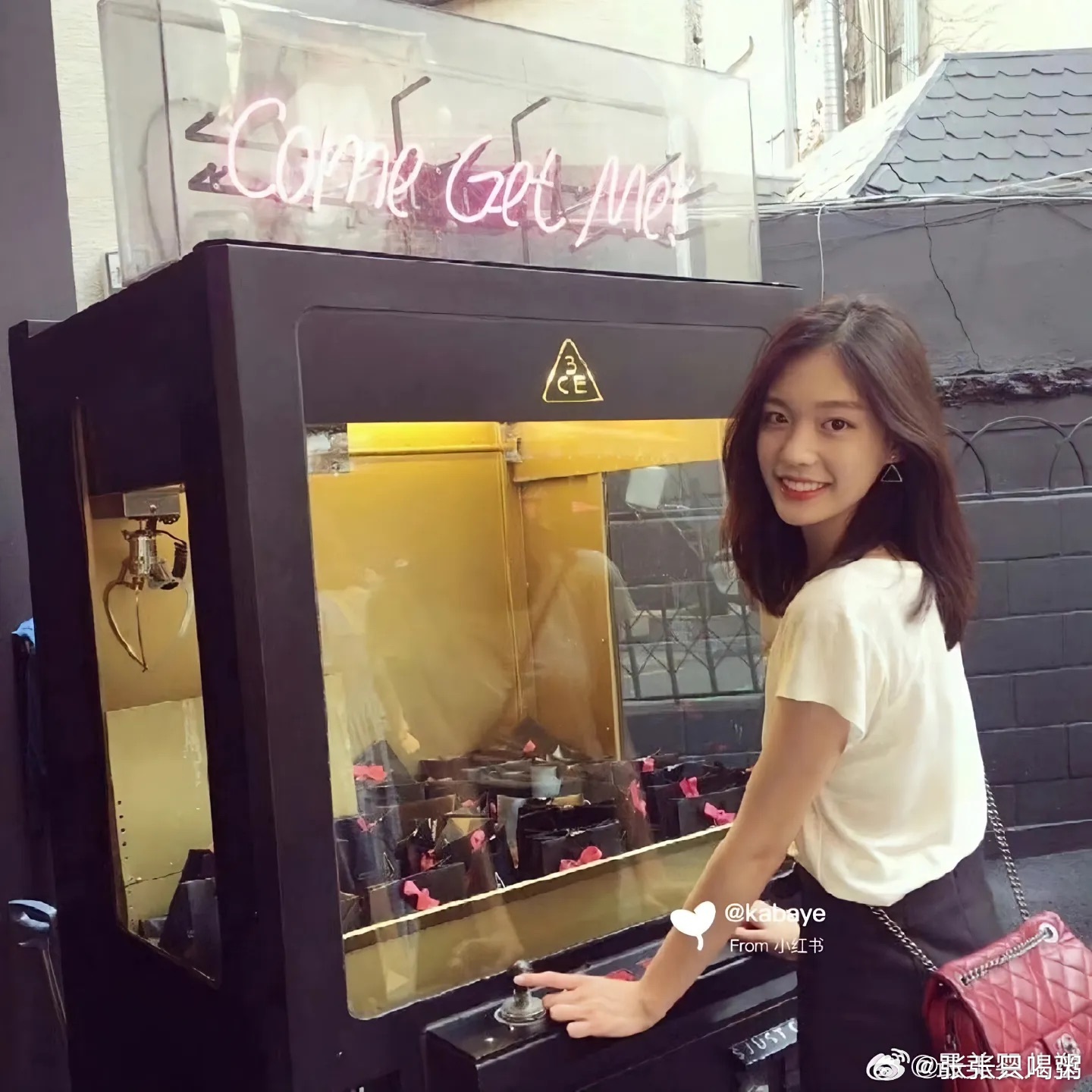 曝綦美合退圈原因綦美合2021年注销微博/小🍠等所有国内账号、退圈定居英国，是